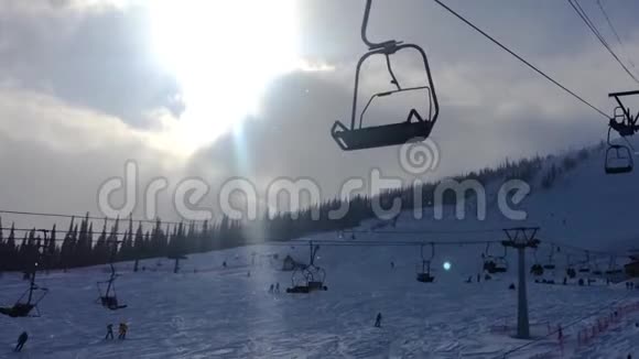 缆车在美丽的天空森林阳光光线的背景下爬上滑雪坡视频的预览图