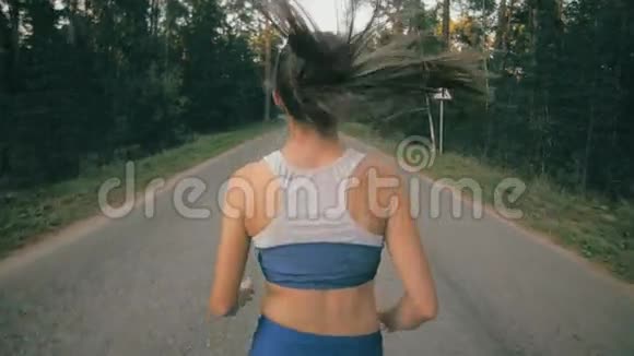 运动的女人在公园里慢跑在行动中合上跑鞋和腿史黛西卡姆视频的预览图