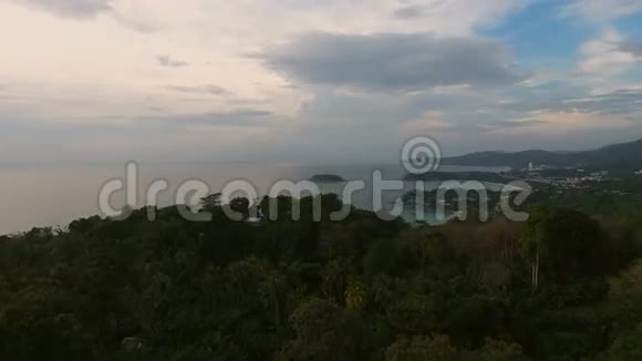 森林树木农业山地景观中日落的鸟瞰图视频的预览图
