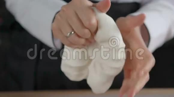 女人的手揉糖泥做甜点视频的预览图