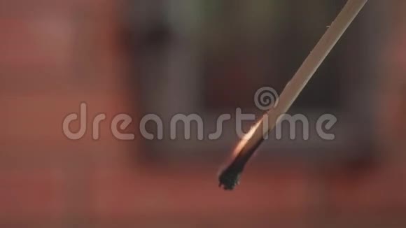 巨大的火柴燃烧在一个砖壁炉的背景下视频的预览图
