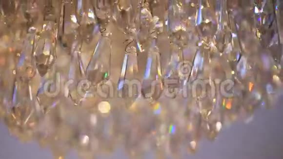 水晶吊灯很大的经典水晶低角度拍摄的一个大漂亮水晶豪华吊灯视频的预览图