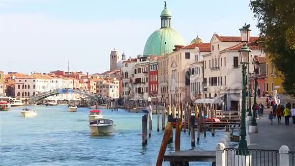 游艇汽艇和甘多尔斯正沿着威尼斯的大运河航行视频的预览图