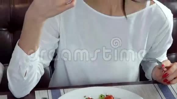 年轻男女吃健康美味的沙拉视频的预览图