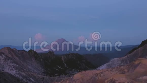 清晨在苏门答腊火山视频的预览图