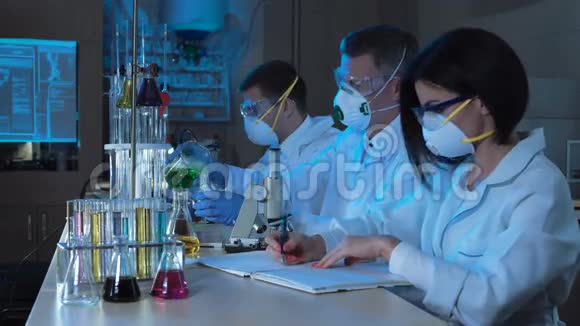 在实验室工作的化学家小组视频的预览图
