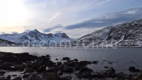 在挪威北部的Senja岛上俯瞰西福德视频的预览图