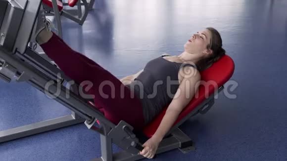 健身房里的贴身女子训练腿视频的预览图