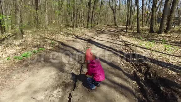 这孩子不喜欢这条路她决定把道路对齐视频的预览图