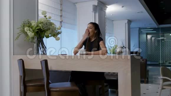 在咖啡馆里用手机和喝咖啡的美女视频的预览图