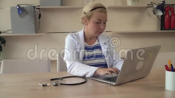 全科医生坐在木桌旁视频的预览图
