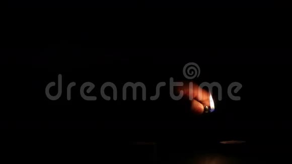 点燃蜡烛三支蜡烛在黑暗中视频的预览图