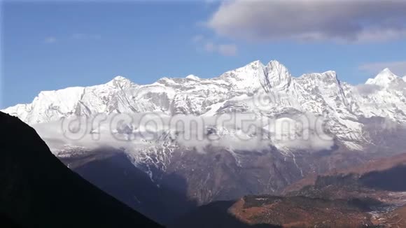 珠穆朗玛峰攀登喜马拉雅山峰顶日出全景4k视频的预览图