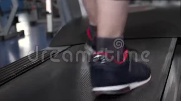 健身俱乐部的人从事散步脚的特写通过步行加强腿部肌肉心脏负荷一个人在训练视频的预览图