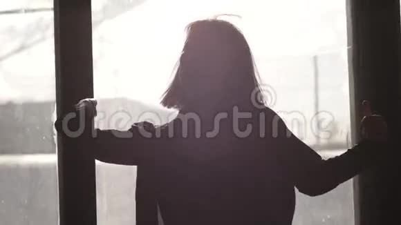 一个女孩在窗前跳舞的剪影视频的预览图