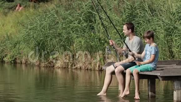 夏天一家人在池塘边钓鱼视频的预览图
