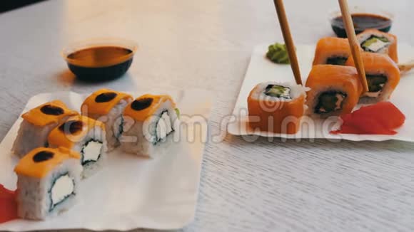 美味的寿司三文鱼奶酪芥末粉红姜酱油用木棍在时尚的视频的预览图