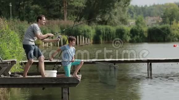 钓鱼用纺棒钓鱼视频的预览图