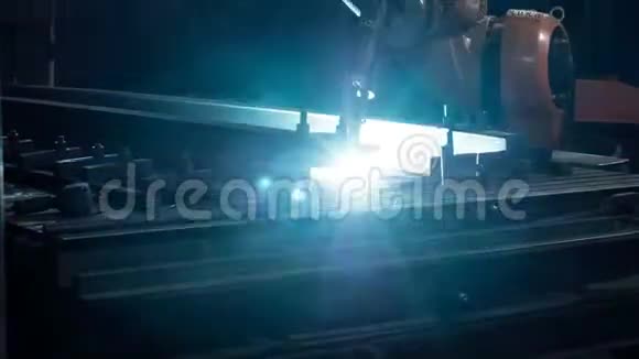 车间焊接机器人手臂熔化金属工艺的时间推移重工业中的高精度现代工具自动自动自动视频的预览图