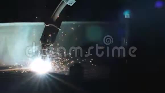 车间焊接机器人手臂熔化金属工艺的时间推移重工业中的高精度现代工具自动自动自动视频的预览图