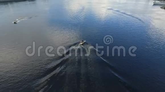 一艘小摩托艇很快地在河面上滑行水荡出船上的痕迹相机视频的预览图