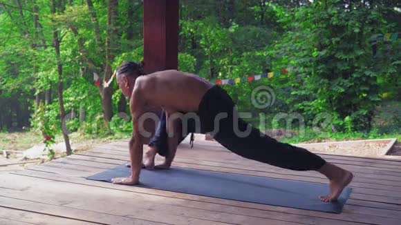 人进行瑜伽练习抬起一条腿弯曲另一条腿视频的预览图
