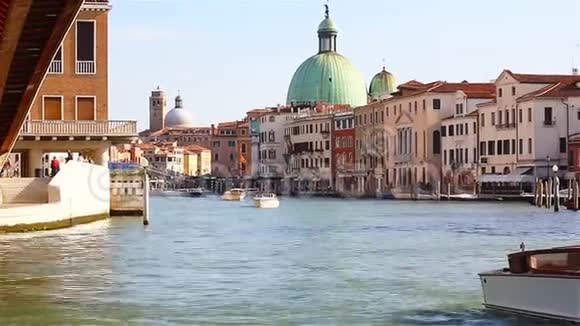 游艇汽艇和甘多尔斯正沿着威尼斯的大运河航行视频的预览图