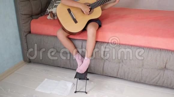 小女孩在沙发上弹吉他视频的预览图