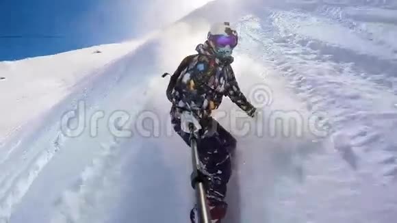 在阿尔卑斯山穿着粉末的滑雪女孩戴着头盔视频的预览图