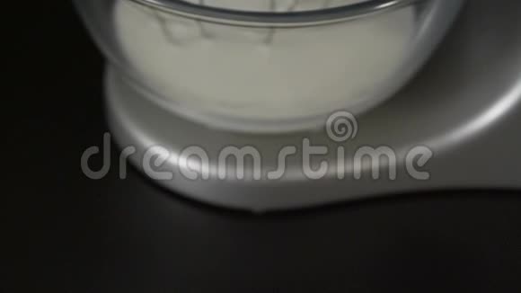 工作厨房立式搅拌机与玻璃碗黑色背景视频的预览图