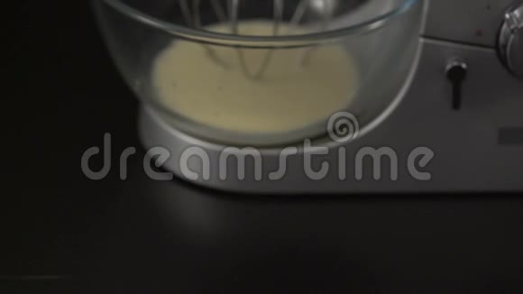 工作厨房立式搅拌机与玻璃碗黑色背景视频的预览图