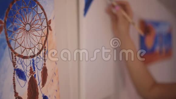 女孩在家庭工作室画一幅画模特女人画她的画艺术女人画画从事创造力的女孩调制解调器视频的预览图