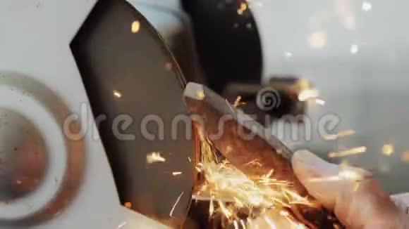 工人磨砂轮工具视频的预览图