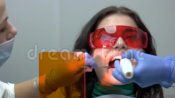 牙医使用固化光视频的预览图