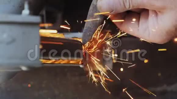 工人磨砂轮工具视频的预览图