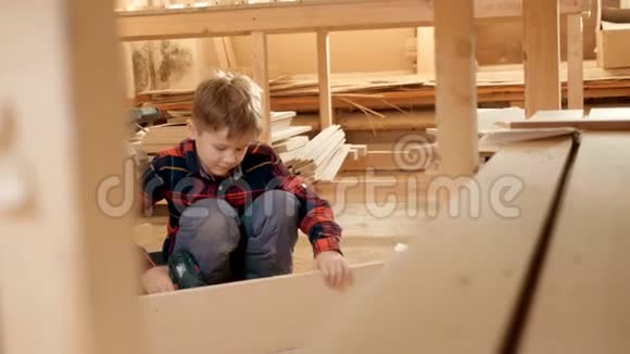 木工车间小孩的画像视频的预览图