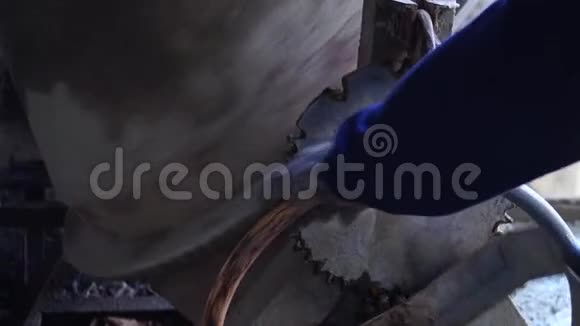 施工工人操作机动混凝土搅拌机制作水泥浆视频的预览图