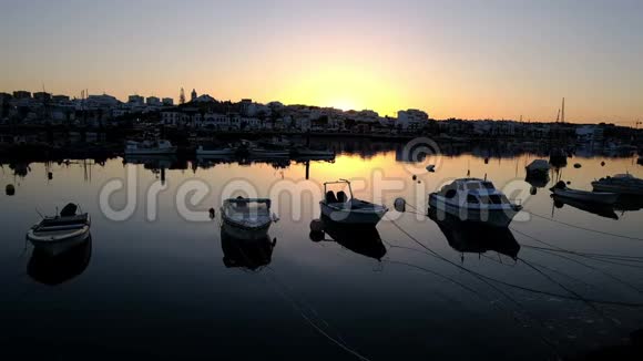 日落时分从拉各斯港出发视频的预览图