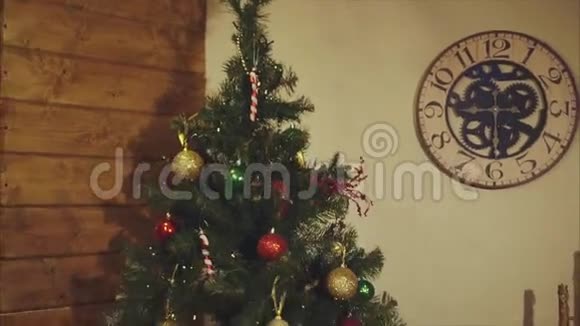 经典新年树与礼物下面室内圣诞装饰视频的预览图