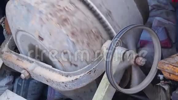 施工工人操作机动混凝土搅拌机制作水泥浆视频的预览图
