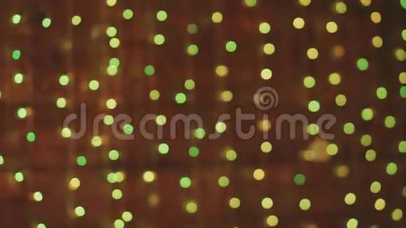 木制背景上模糊的圣诞装饰绿色花环视频的预览图