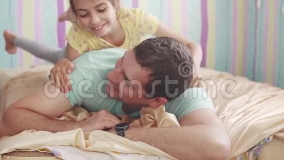 父亲花时间和女儿在一起爸爸和小女儿一起玩视频的预览图
