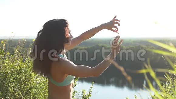 年轻女孩在日落时与旋转者扭打动作缓慢视频的预览图