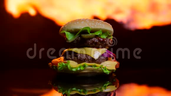 美味的汉堡在黑镜表面着火了视频的预览图