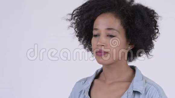 年轻漂亮的非洲女人说话的脸视频的预览图