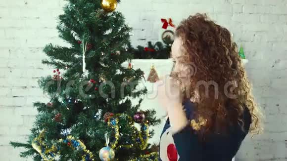 一个戴着圣诞帽的女孩视频的预览图