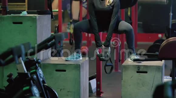 在健身房锻炼的年轻女子视频的预览图
