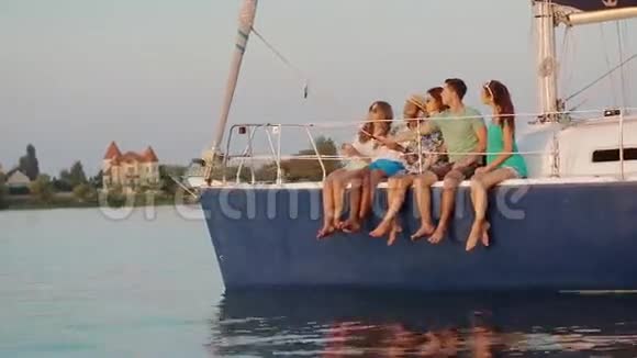 快乐公司在游艇上庆祝生日视频的预览图