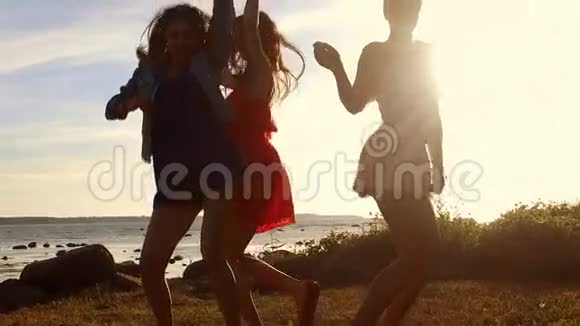 在海滩跳舞的快乐妇女或女孩组视频的预览图