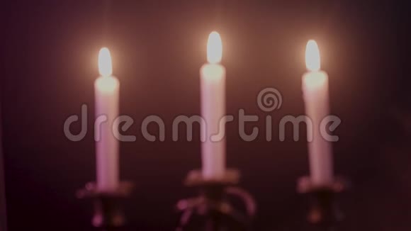 烛台上的三支蜡烛熄灭了视频的预览图